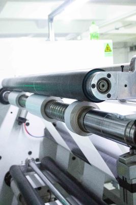 良い値段 耐磨性 PE コーティング 紙ロール 200u 表面厚さ アクリル粘着剤 オンライン